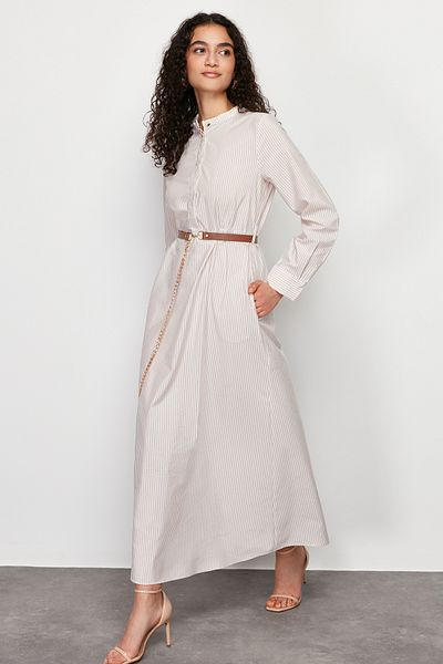 Trendyol Modest Beige gestreiftes, gewebtes Kleid mit Gürtel TCTSS24EB00171