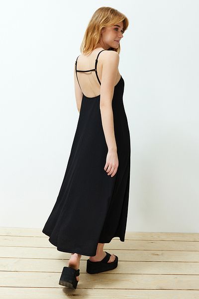 Trendyol Collection Czarna sukienka maxi z teksturą w kształcie litery A - regulowane ramiączka, kopertowe detale TWOSS24EL00060