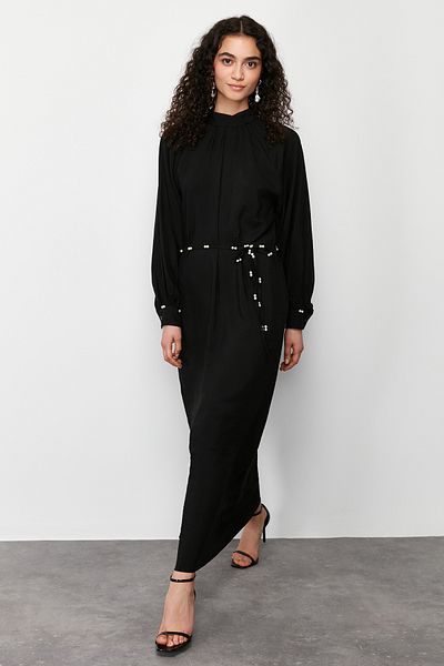 Trendyol Modest Λεπτομερές υφαντό φόρεμα μαύρης βάσης με μαργαριταρένιο γιακά TCTSS24EB00125