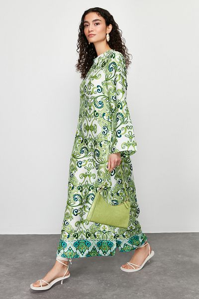 Trendyol Modest Grünes Satin-Abendkleid mit ethnischem Muster, Jalabiya-Kleid TCTSS23DB00028