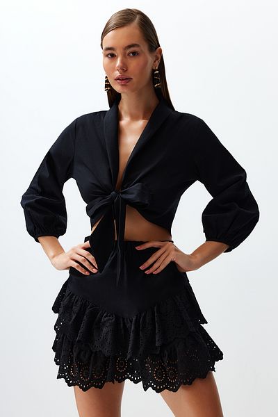 Trendyol Collection Fekete mini szőtt hímzésű, részletes, lobogó pamut strandszoknya TBESS24ET00004