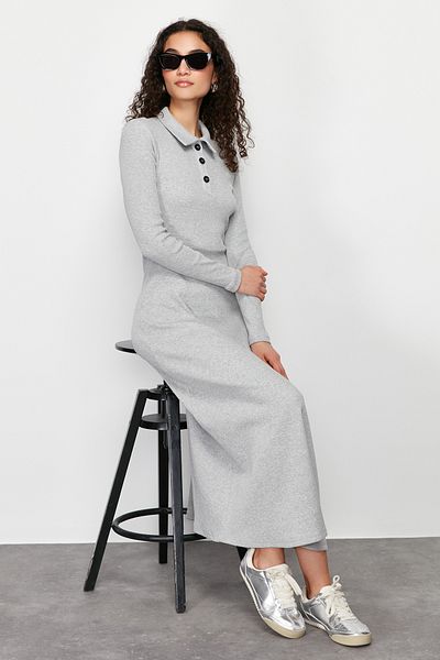 Trendyol Modest Graues Strickkleid mit Rollkragen und Knopfdetail, Melange TCTSS24EB00123