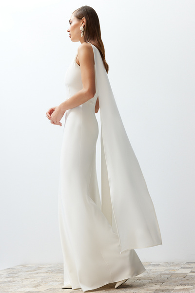 Trendyol Collection Λεπτομερές νυφικό και νυφικό μακρύ βραδινό φόρεμα με λευκό μαργαριτάρι - TPRSS24AE00043