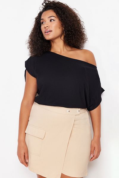 Trendyol Curve Černá tkaná halenka s lodním krkem TBBSS24AF00038