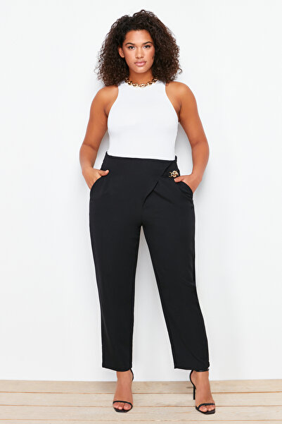 Trendyol Curve Kalhoty s černým řetízkem z tkané látky s kovovými doplňky - TBBSS24AR00003