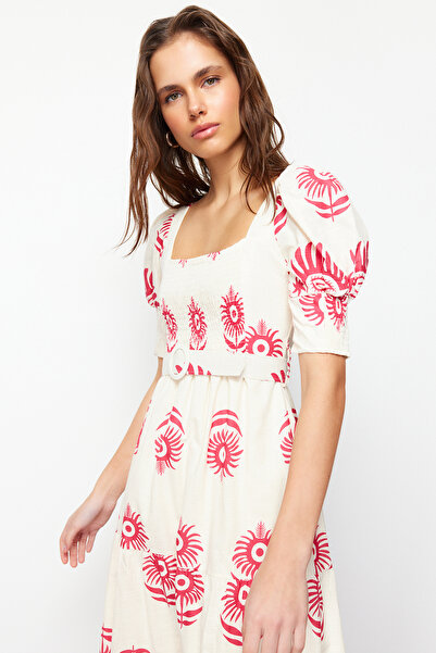 Trendyol Collection Rózsaszín mintás, négyzet alakú nyakú vászon megjelenésű Midi szőtt ruha övvel TWOSS24EL00779