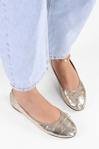 Shoeberry حذاء باليه نسائي كاجوال بفيونكة تمساح ذهبي من Baily