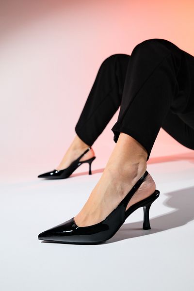 LuviShoes حذاء FLEM نسائي أسود من الجلد اللامع بمقدمة مدببة وكعب رفيع مفتوح من الخلف