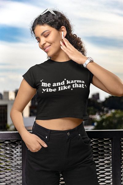 Fuddy Moda Starry Me And Karma Vibe Like That Written Crop Top, Crop imprimat Taylor Swift