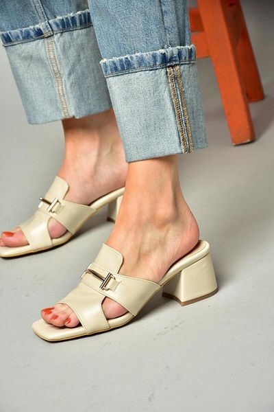Fox Shoes S590431509 Béžové dámské pantofle na nízkém podpatku