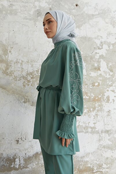 InStyle Doppeltes Satin-Set mit Ballonärmeln und Steindetail - Minze