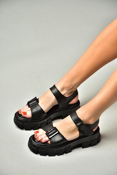 Fox Shoes S973981209 Černé dámské sandály se silnou podrážkou