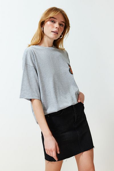 Trendyol Collection Grau meliertes, vorne und hinten bedrucktes, übergroßes/weites Strick-T-Shirt mit Rundhalsausschnitt TWOSS24TS00119