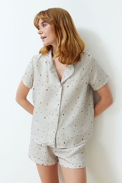 Trendyol Collection Ecru-Pyjama-Set aus 100 % Baumwolle mit Herzmuster aus Musselin THMSS24PT00139