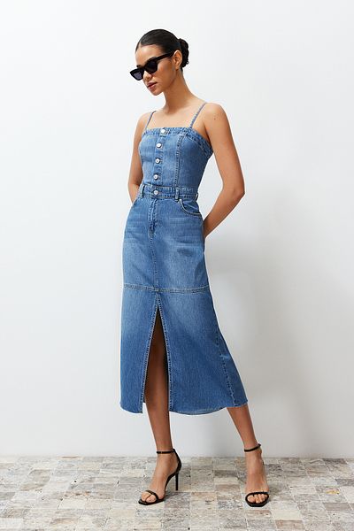 Trendyol Collection Modré rozparkované prošívání Detailní popruh Maxi džínové šaty TWOSS24EL00544