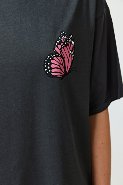 Trendyol Collection Πλεκτό μπλουζάκι με λαιμόκοψη από ανθρακί μπροστά και πίσω με στάμπα Oversize/Wide Fit Crew Neck TWOSS24TS00119