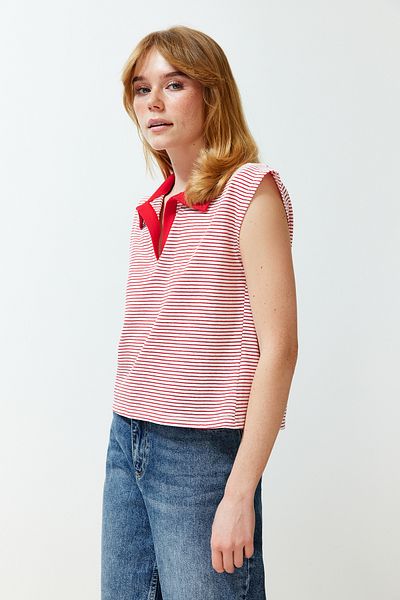 Trendyol Collection Piros csíkos pólógallér normál/normál szabású kötött póló TWOSS24TS00075