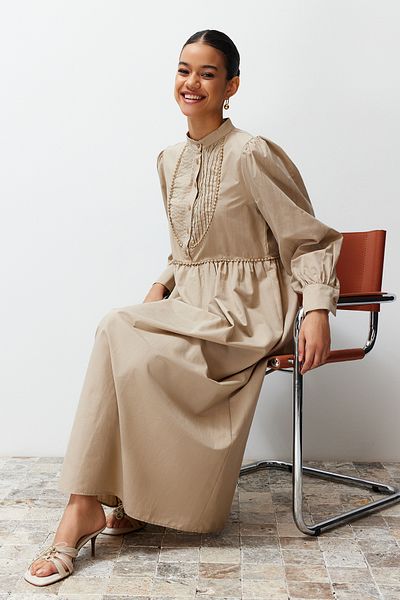 Trendyol Modest Κουμπί με μανίκι με μπαλόνι γιακά με βάση βιζόν και λεπτομερές υφαντό φόρεμα TCTSS24EB00129