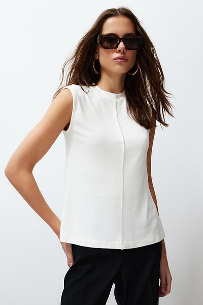 Trendyol Collection Ecrufarbene, taillierte/flexible Strickbluse aus Viskose/weichem Stoff TWOSS24BZ00432