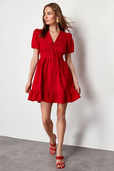 Trendyol Collection Piros V-nyakú, masni részletezett mini szövött ruha nyitott derékkal TWOSS24EL00654