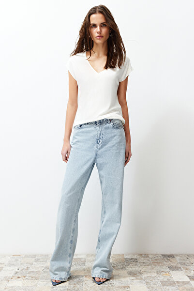 Trendyol Collection Ecrufarbene, figurbetonte/figurbetonte Bluse aus Stretch-Strick mit V-Ausschnitt und Mondärmeln aus Viskose/weichem Stoff TWOSS24BZ00433