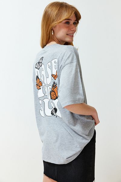 Trendyol Collection Grau meliertes, vorne und hinten bedrucktes, übergroßes/weites Strick-T-Shirt mit Rundhalsausschnitt TWOSS24TS00119