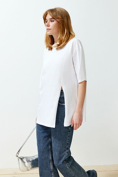 Trendyol Collection Weißes, asymmetrisch gestricktes T-Shirt aus 100 % Single-Jersey mit Schlitz, entspannter/relaxierter Passform TWOSS24TS00140