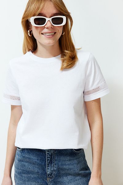 Trendyol Collection Bílé tričko s podrobným základním/běžným vzorem pletené tričko TWOSS24TS00048