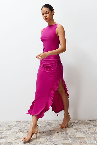 Trendyol Collection Fuchsiafarbenes, figurbetontes, ärmelloses, dehnbares, dickes, sandfarbenes Maxi-Bleistiftkleid mit Schlitz und Rüschendetails TWOSS24EL00688