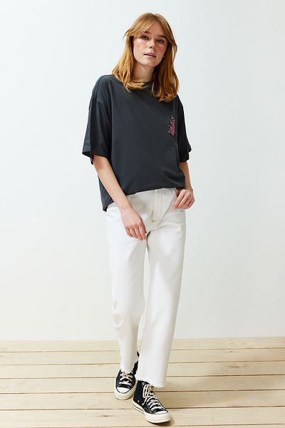 Trendyol Collection Anthrazitfarbenes, vorn und hinten bedrucktes Oversize/Wide Fit Strick-T-Shirt mit Rundhalsausschnitt TWOSS24TS00119