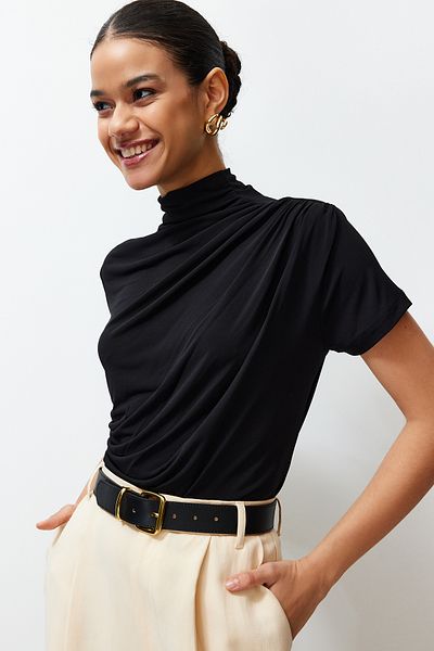 Trendyol Collection Dehnbare gestrickte schwarze Bluse – kurze Ärmel, Stehkragen, drapierte Details – figurbetont TWOSS24BZ00426