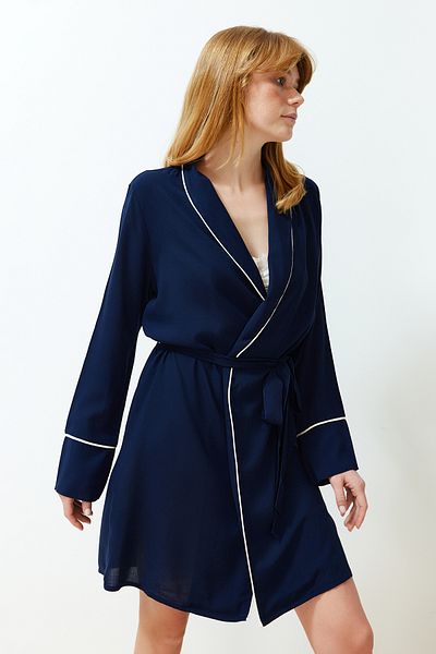 Trendyol Collection Marineblauer Morgenmantel aus Viskosegewebe mit Gürtel und Paspelierung THMSS24SB00005