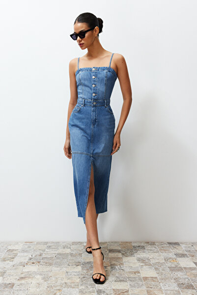Trendyol Collection Modré rozparkované prošívání Detailní popruh Maxi džínové šaty TWOSS24EL00544