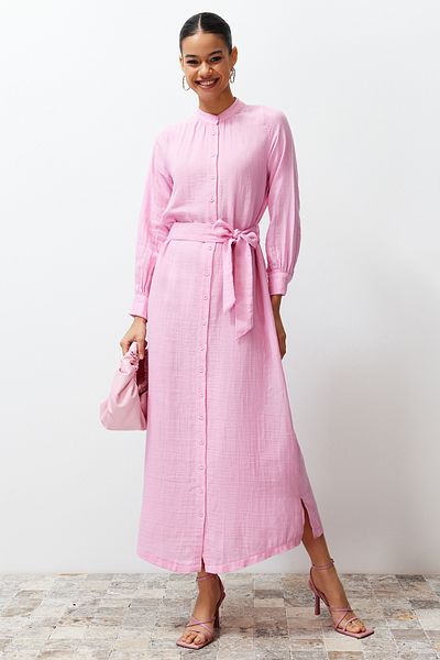 Trendyol Modest Rosafarbenes, gewebtes Hemdkleid mit Schärpe und Knopfleiste TCTSS24EB00127