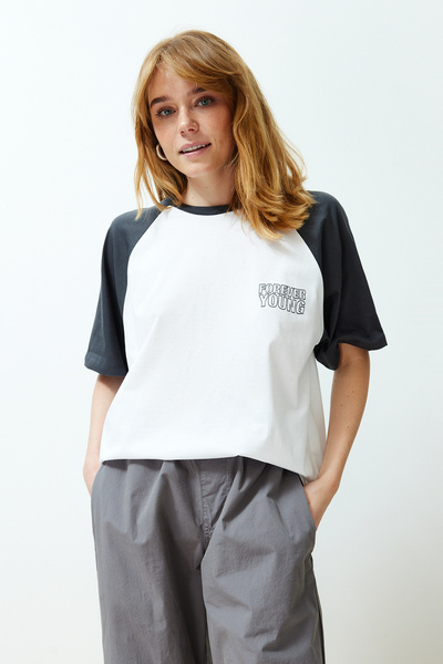 Trendyol Collection Tricou alb din bumbac gros 100% cu blocuri de culoare, cu slogan, cu croiala relaxată/confortabilă, tricotat TWOSS24TS00134