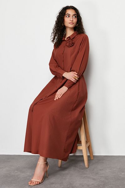 Trendyol Modest Φόρεμα υφαντό πουκάμισο με λεπτομέρεια καφέ λουλούδι TCTSS24EB00029