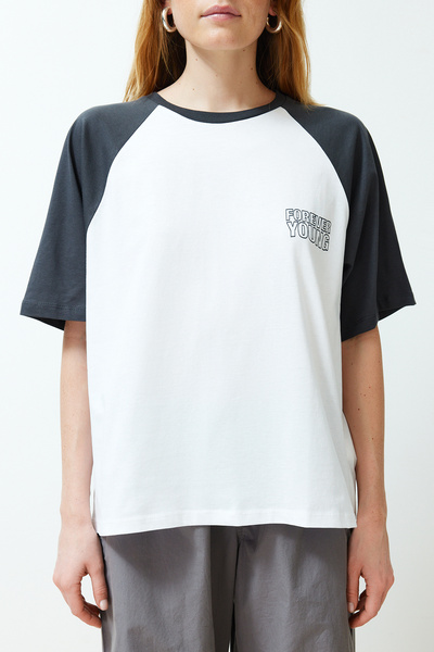 Trendyol Collection Tricou alb din bumbac gros 100% cu blocuri de culoare, cu slogan, cu croiala relaxată/confortabilă, tricotat TWOSS24TS00134