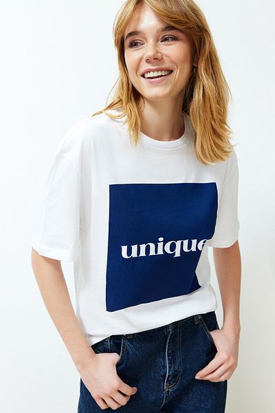 Trendyol Collection Tricou alb 100% bumbac Premium relaxat/Wide Fit imprimat tricotat cu nasturi moi TWOSS24TS00077