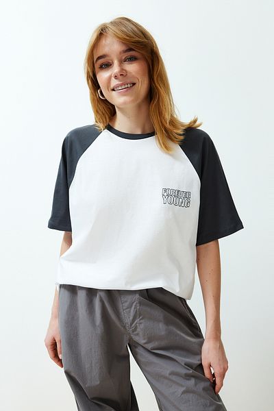 Trendyol Collection Λευκό 100% βαμβακερό σλόγκαν Πλεκτό μπλουζάκι με χαλαρή/άνετη εφαρμογή TWOSS24TS00134
