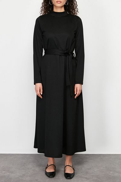 Trendyol Modest Černé pletené šaty se stojatým límečkem - s páskem, TCTSS24EB00122