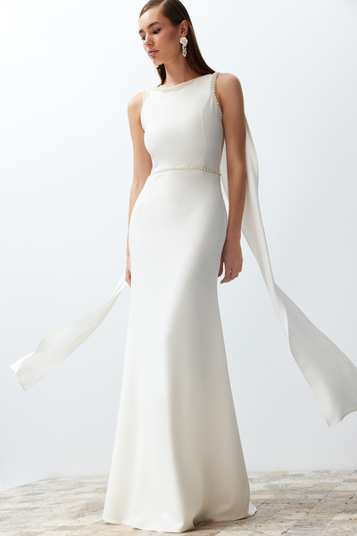 Trendyol Collection Λεπτομερές νυφικό και νυφικό μακρύ βραδινό φόρεμα με λευκό μαργαριτάρι - TPRSS24AE00043