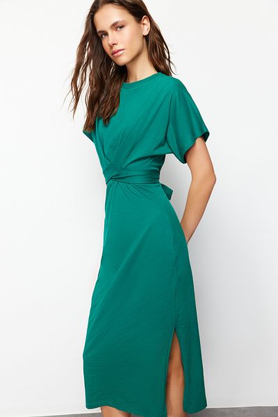 Trendyol Collection Smaragdgrünes, tailliertes Midi-Bleistiftkleid aus 100 % Baumwolle mit Schlitz und Bindedetail TWOSS21EL0404