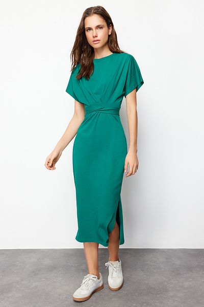 Trendyol Collection Smaragdgrünes, tailliertes Midi-Bleistiftkleid aus 100 % Baumwolle mit Schlitz und Bindedetail TWOSS21EL0404