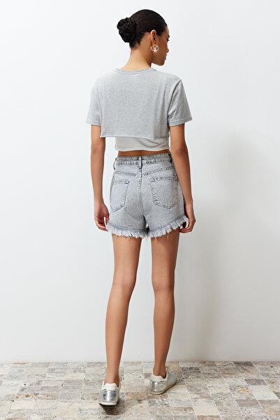 Trendyol Collection Szürke szakadt magas derekú farmer rövidnadrág TWOSS22SR00152