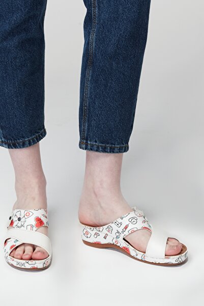 Fatex Γυναικείες καλοκαιρινές παντόφλες με σχέδια πρώτων βοηθειών