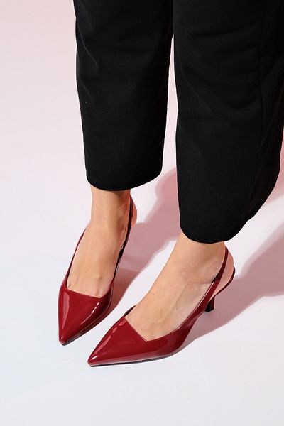 LuviShoes FLEM Damenschuhe aus Lackleder in Weinrot mit spitzer Spitze, offener Rückseite und dünnem Absatz