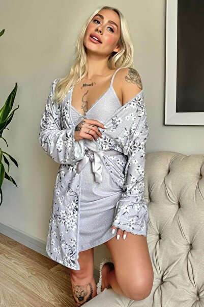 Pijamaevi طقم بيجامة نسائي محبوك حصريًا من Svila باللون الرمادي مع ثوب نوم