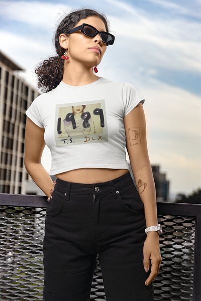 Fuddy Moda TS 1989 DLX Lettering Crop Top από τον Taylor Swift Printed Crop