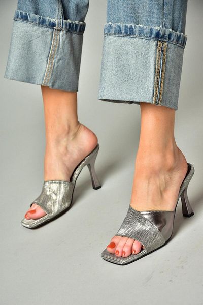 Fox Shoes S590433414 Damen-Hausschuhe mit dünnem Absatz und Glitzer in Platin