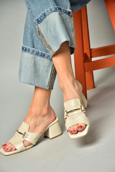 Fox Shoes S590431509 Béžové dámské pantofle na nízkém podpatku